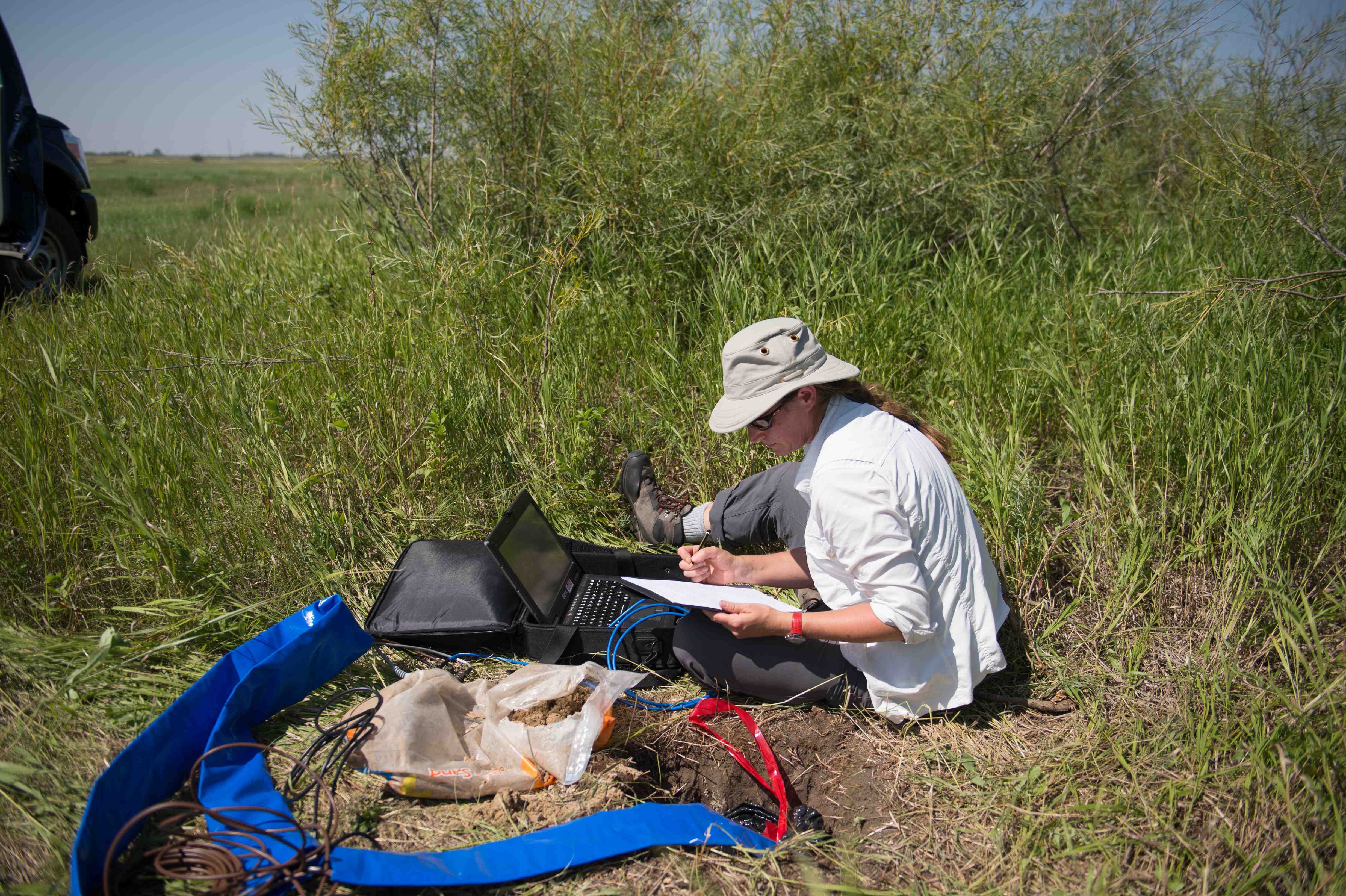 Setting up a seismometer to monitor CO2 injection at the Weyburn Field, Saskatchewan Canada